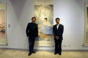 李仁杰工筆畫創作展「花語情深」，左為文化局長陳文彬，右為李仁杰老師。