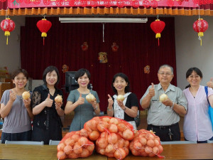 臺鹽認購恆春洋蔥捐贈給台南市政府社會局長青食堂，市府社會局顏靚殷副局長(右三)和臺鹽吳旭慧總經理(左三)一同用愛心洋蔥為長輩加菜。