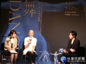 美國先鋒舞蹈家露辛達．柴爾茲在台中國家高劇院跟王文儀總監暢談舞碼作品內容。