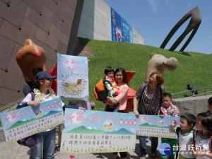 十三行館長陳春蘭率館員及人面陶罐人偶迎接千萬幸運兒，並頒贈五星級住宿禮券給第1000萬名及前後各1名入館民眾。（圖／記者黃村杉攝）