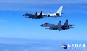 中共軍方11日在「空軍發布」官方微博表示，軍方首次派遣SU-35戰機首次與轟-6K戰機編隊飛越巴士海峽，對台灣執行「繞島巡航」任務。（圖／YouTube）