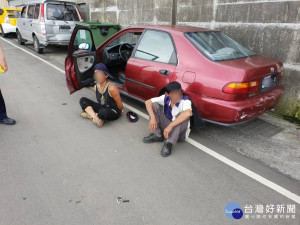 大園警方受理汽車竊案後分析遭竊車輛的行車路線，1小時左右就逮到前來取車的廖姓毒品通緝犯及簡姓男子。

