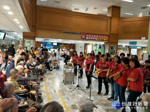 響應國際護理師節健康人權，朴子醫院浴佛節為護理師祈願健康