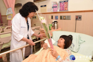 許瓊心醫師送上花束，也向安胎媽媽叮嚀保持輕鬆的心情很重要。
