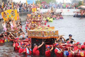 嘉義布袋鎮新塭嘉應廟神轎「衝水路迎客王」