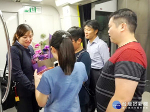 機捷女司機員凃淑貞在列車上接獲獲兒女及先生的母親節獻禮讓她終身難忘。