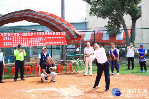 中市首屆原住民市長盃慢壘賽　林佳龍開球宣告比賽開始