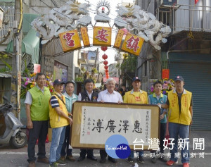 北港鎮安宮舉辦戊戌年祈安遶境活動，雲林縣長李進勇代表蔡英文總統致贈「惠澤廣溥」匾額祝賀圓滿順利。