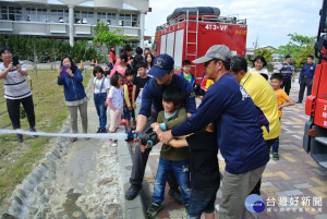 嘉義縣消防局第一大隊東石分隊網寮國小消防護照防火宣導