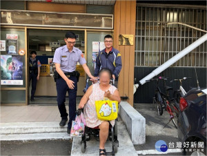 70歲簡邱姓婦人，半路上電動輪椅卻突然沒電停在路中，員警發現後立即上前協助充電，順利化解老婦的危機。