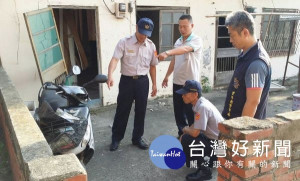 車港村產業道路發生擦撞意外，騎士送醫搶救不治，副分局長吳柏源率員到事發地點勘查，研議道安改善措施。（記者陳昭宗拍攝）