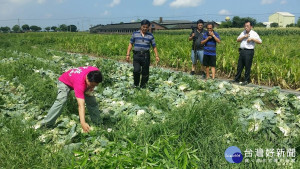 縣長參選人吳育仁到鹿草鄉「發現嘉義之美」，認為政府應該對農業多費點心