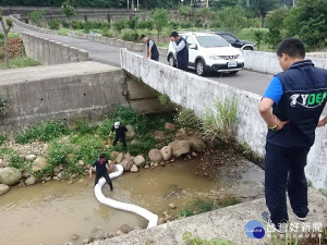 桃園市環保局派員到關西鎮牛欄河水域進行採樣及水質檢測，掌握河川水質變化。