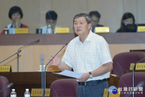 市議員吳宗憲在市政總質詢時，針對包含生質能源中心等環保議題詢問，希望市政府聽到地方心聲。(圖／桃園市議會提供)