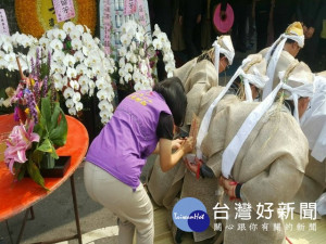 
台中市甲安埔地區熱衷區長為喪家主持「點主」增能量、有尊嚴的儀式，長久以來成為民間辦喪事主要特色之一，區長咸認辛苦一點，可與區民增加更濃的感情。（記者陳榮昌攝）