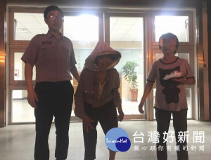 老婦因略微失智導致方向感大亂，迷途在離住家三鄉鎮遠的巷弄內，熱心民眾發現報警協尋。（記者陳昭宗拍攝）