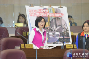 市議員劉曾玉春點出中壢區三大都更重點建築，希望市政府能提出解決之道。(圖／桃園市議會提供)