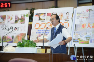 市議員李柏坊說，豆干是大溪地方特色產業，但每天產生超過200噸豆渣，若當成廢棄物相當不合理，市政府應結合產、官、學研究再利用，化垃圾為黃金。(圖／桃園市議會提供)
