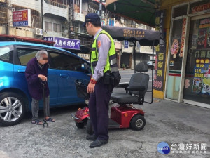 高齡老婦電動車故障　熱心警護送平安返家