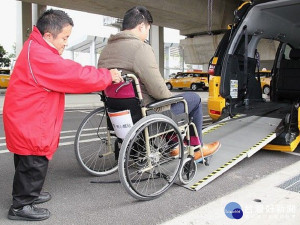 程健智為了想幫助更多人，轉行當無障礙計程車司機，目前是全車隊裡個子最小，但車子卻是最大的。（圖／文化局提供）