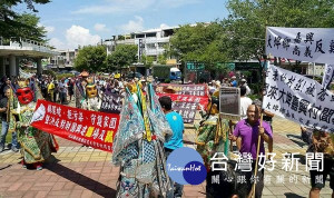 水林尖山腳、大埤鄉豐岡村與嘉興村居民及各村神明、陣頭，集結前往雲林縣政府及鄉公所抗議雞豬場汙染環境。