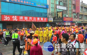 白沙屯媽祖鑾駕18日抵達朝天宮進香，北港分局動員警民力維護交通順暢及確保人車平安。（記者陳昭宗拍攝）