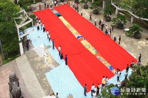 台南左鎮噶居寺開山30年來首度舉辦曬佛宗教大典，純織錦製造堆繡唐卡500公斤進場攤開甚是壯觀。