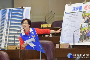 市議員劉茂群指出，皇翔公司興建的「百老匯」社區，建商未按圖施工，造成公安申報無法通過。(圖／桃園市議會提供)