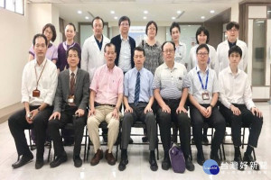 奇美醫學中心首席副院長林宏榮(前排中)率醫院相關主管拜會吉安醫院(台南市關廟區)院長謝武吉(前排左三)。
