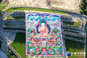 「曬大佛」是西藏地區各寺年度盛事，台南左鎮 噶居寺慶賀純織錦造堆繡大佛唐卡完工回台，今年隆重首辦曬大佛展佛法會，為臺灣祈福。