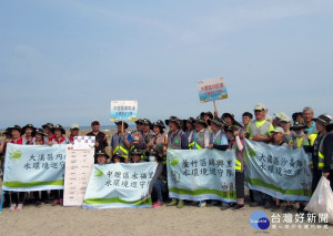 桃園「牽手淨灘  海好有你」月月淨灘活動，5月份活動於19日上午在大園埔心溪出海口（後厝港）登場。