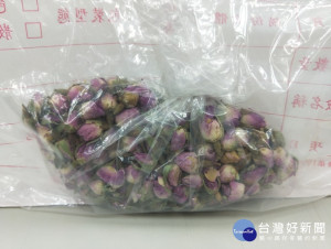 台北市衛生局抽驗茶葉及花草茶檢驗殘留農藥，德安青草店販賣的玫瑰花，被驗出殘留農藥殺蟲劑賽果培（Thiacloprid）0.54ppm（標準：不得檢出）。（圖／台北市衛生局）