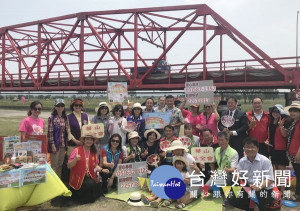 來賓戴上草帽、身穿花襯衫，坐在野餐墊上，欣賞西螺大橋的美景，共同體驗野餐樂趣，邀請鄉親一同參與「愛老人公益園遊會暨野餐派對」。