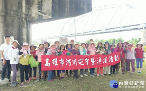 舊鐵橋水環境巡守隊淨溪活動。（圖／記者袁庭堯攝）