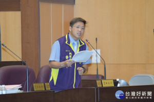 桃園市政府教育局於去年8月曾研擬針對身心障礙學生免費專車行駛範圍超越8公里不予接送，市政總質詢時，市議員黃敬平表示接獲民眾陳情，認為市府考量未臻周延。(圖／桃園市議會提供)
