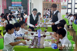 蘭陽技術學院餐旅系的學生到壯圍鄉古亭國小進行西餐禮儀課程。（圖／記者陳木隆攝）