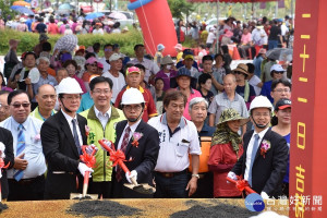 彰基「田中智能健康園區」舉行田中基督教醫院動土感恩禮拜。（圖左：彰基院長陳穆寬醫師、圖中：彰基董事長陳信良牧師、圖右：彰化縣長魏明谷）