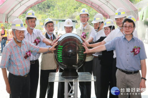 新隧道貫通典禮由棏明風會長、副市長吳宗榮、農委會副主委李退之等主持。