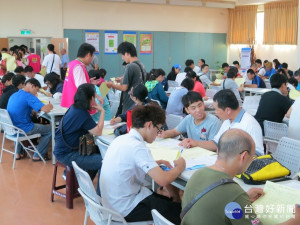 台南就業中心首次新光三越百貨中山店辦徵才。