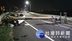 駕駛疑似精神不濟自撞路旁電線桿，電桿倒下造成車損及2人受傷，雙向車道因搶修封阻8小時。（記者陳昭宗拍攝）