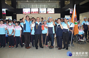 全國身障運動會　徐耀昌為縣代表隊授旗