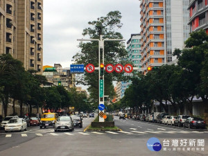 為提供民眾多元智慧服務，推動次世代通訊技術之佈建與發展，台北市預計規劃建置約1.26萬盞智慧路燈，並於115個交叉路口設置人車流偵測器，增進區內交通、警政、環保等公共服務效能，開放觀光行銷等大數據商業應用。（圖／台北市資訊局）