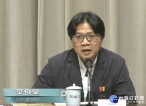 內政部長葉俊榮今日出席行政院會後記者會時表示，調升警正四階以下基層警消人員最高年功俸額，每月所得可增加1370元，預估將有6萬6千人受惠。（圖／行政院YouTube）