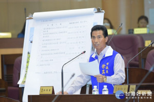 市議員徐其萬表示，希望市長鄭文燦藉由簽下信用狀宣示航空城開發的決心以示負責。(圖／桃園市議會提供)