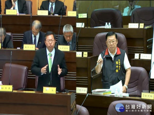 鄭文燦表示，希望兩岸正常交流、友善互動、平等對待，至於親不親要看表現，「拿飛彈對著我們是不會太親近的」。(圖／桃園市議會提供)