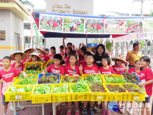 市議員吳瓊華關心，九德國小的學生義賣所種蔬菜。林重鎣攝