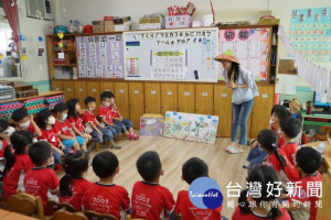 老師用情境教學的方式，用客家話和小朋友們介紹菜園裡有什麼動物。

