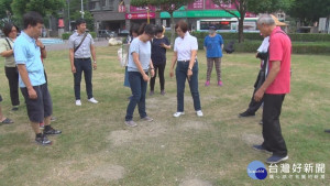 柳堤公園草皮枯.坑洞多　李翁月娥要求改善