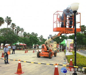 戶外高空作業應注意熱危害。（圖／記者何沛霖攝）