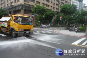 新北啟動市區街道灑水機制，運用回收處理水進行路面灑水作業以降低市區道路環境溫度。（圖／市府提供）